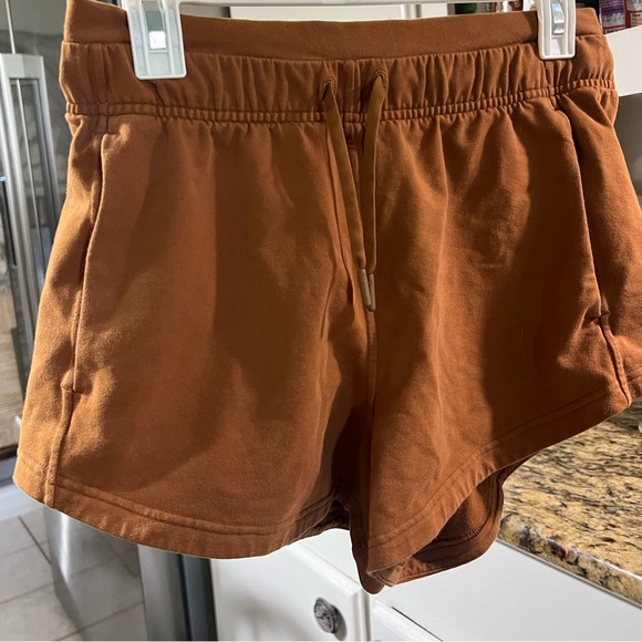 lululemon athletica Pants - Lululemon shorts size 6🧡